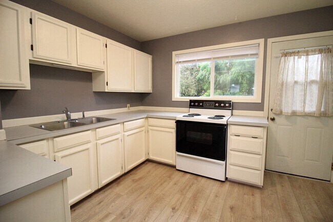 Building Photo - 224 NE 127th Ave