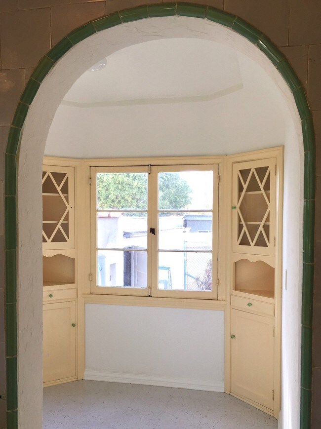 breakfast nook - 1265 Carmona Ave