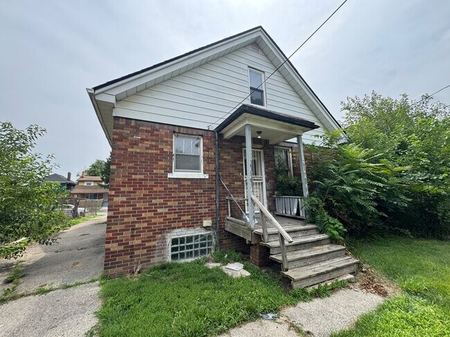 Building Photo - 11125 Cloverlawn Ave