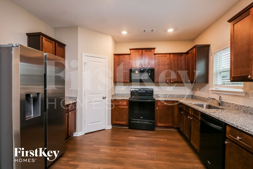 Building Photo - 811 Walnut Creek Cir