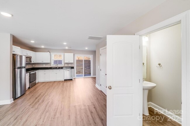 Building Photo - 604 W 8th St