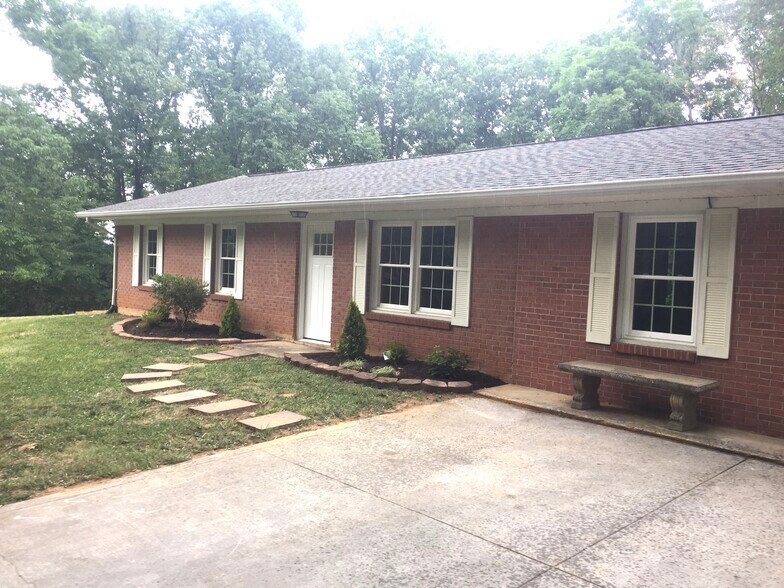 Building Photo - 18 Oakwood Dr