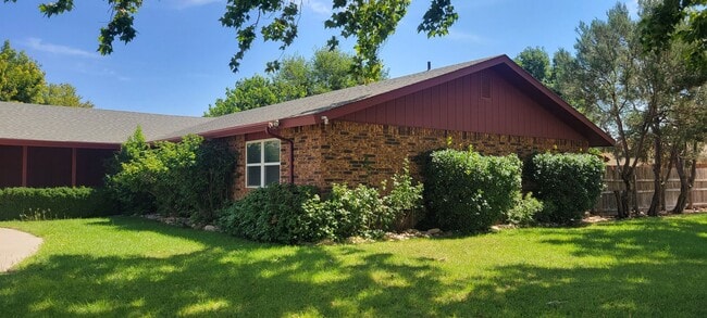 Building Photo - LARGE HOME IN NORTHEAST CLOVIS