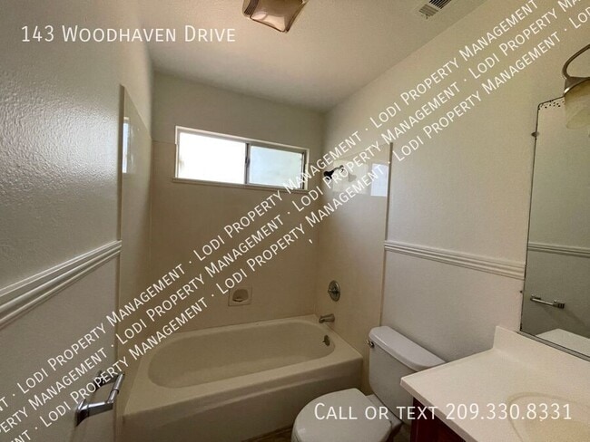 Building Photo - 143 Woodhaven Dr