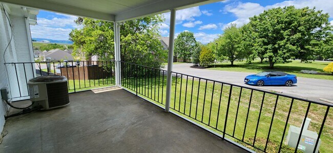 Building Photo - Upper Level One Bedroom Apartment w Covere...