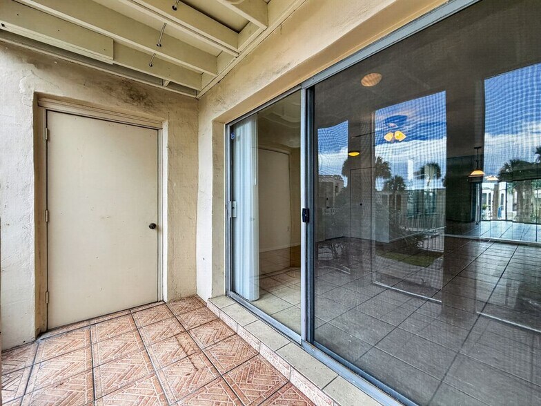 Building Photo - 518 Orange Dr