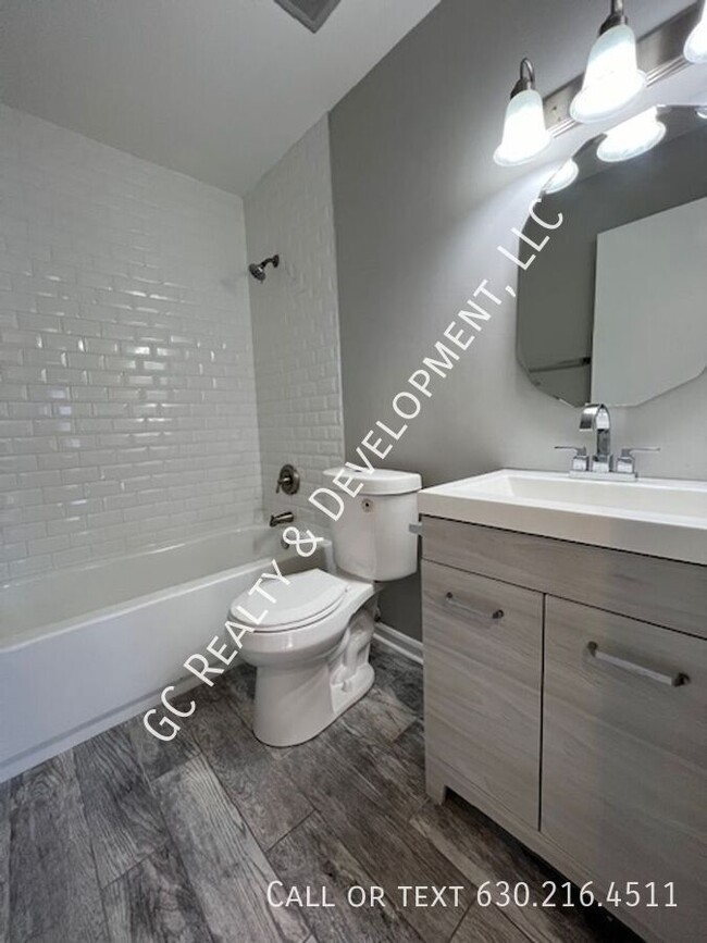 Building Photo - *** 2 WEEKS FREE / 2 BDRM  / SS APPL / REC...