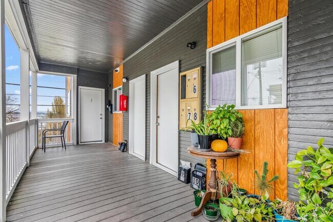 Building Photo - 612 S 18th St