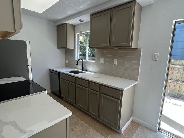 Building Photo - 9515 Aberdeen Way