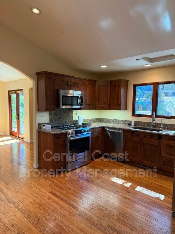Building Photo - 66 E Carmel Valley Rd