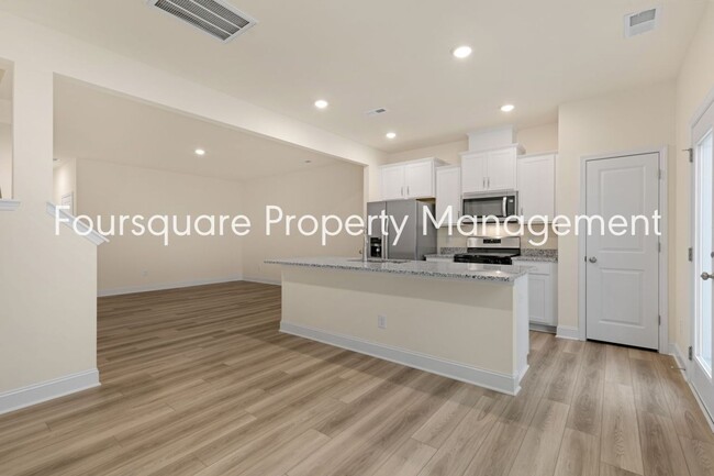 Building Photo - Townhome! | Back Patio with Privacy Fence|...