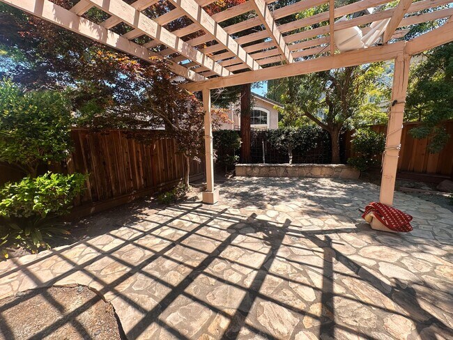Building Photo - Home in Pleasanton Available!