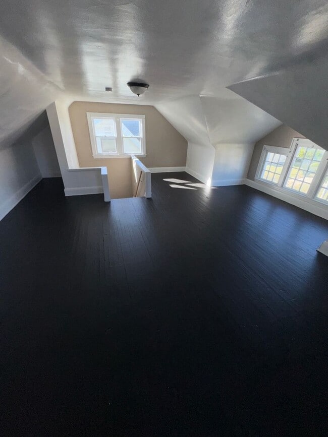 Building Photo - Charming 3-Bedroom Property in Prime Location (SECTION 8 VOUCHERS ACCEPTED)