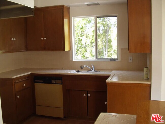 Building Photo - 13203 Moorpark St