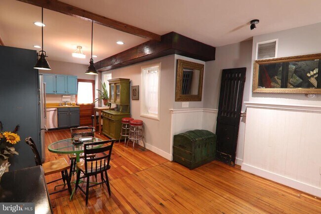 Building Photo - 1223 Haubert St