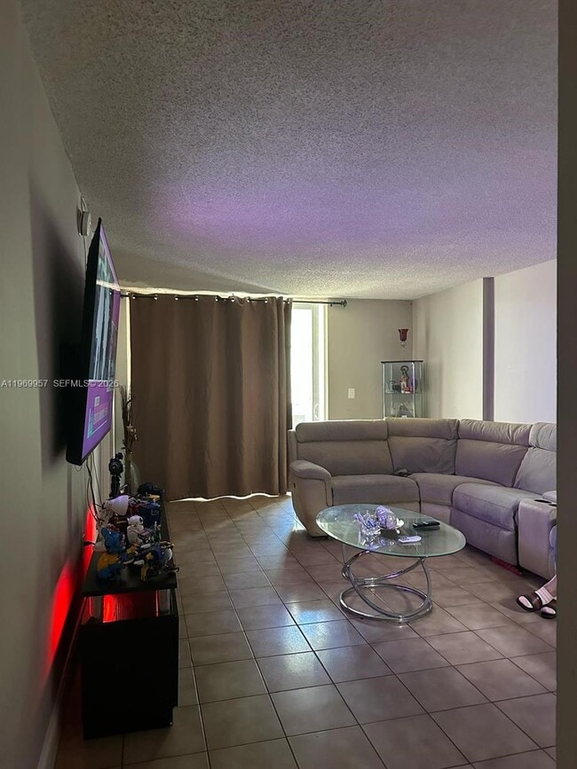 Building Photo - 10000 NW 80th Ct