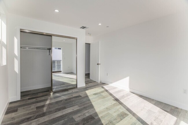 Building Photo - 543 N Virgil Ave