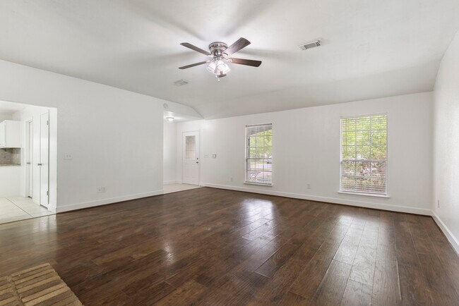 Building Photo - 10 Rockridge Ct