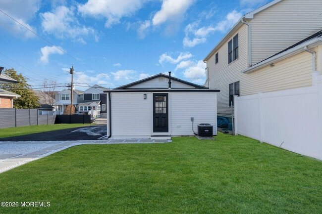 Building Photo - 1807-1809 Laurel Terrace