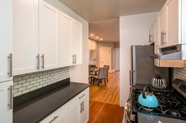 Building Photo - 1081 Pine St