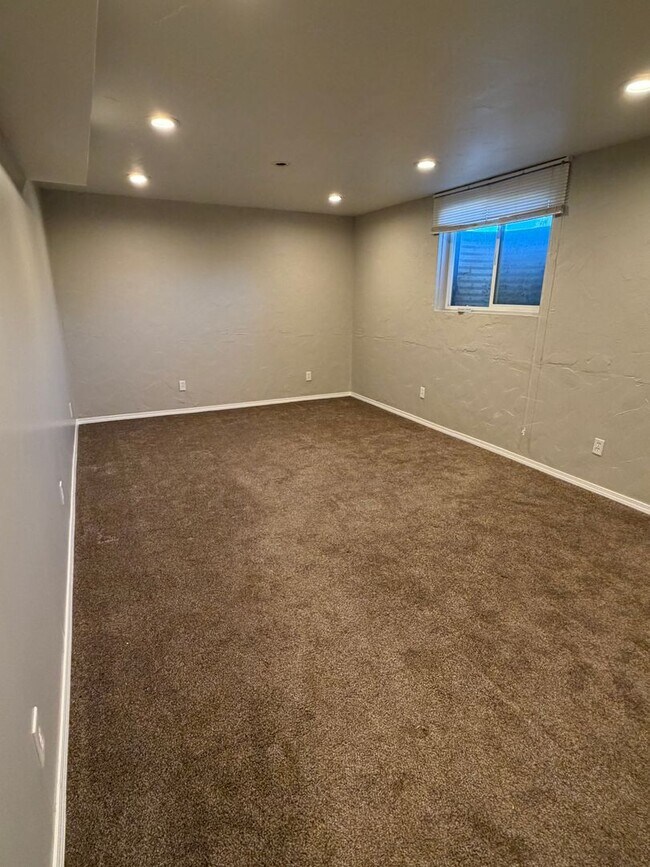 Building Photo - Spacious West Valley Home!!!