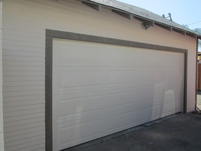 Building Photo - Large 4 Bedroom Craftsman Style Home in No...