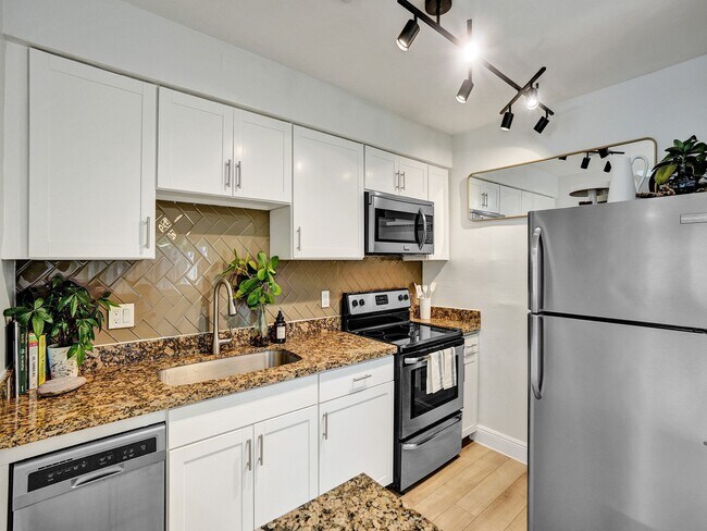 Building Photo - 1713 NE 15th Ave