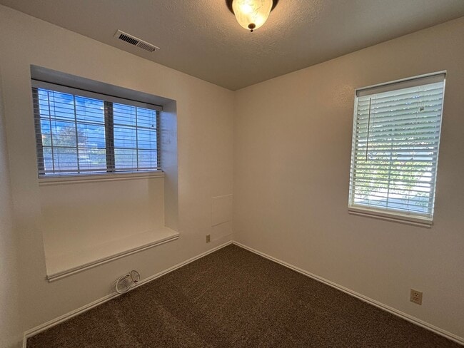 Building Photo - DARLING TOWNHOME FOR RENT!