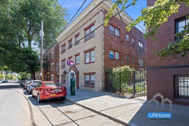 Building Photo - Exceptional Value: Charming Portland Studio ($1,100)