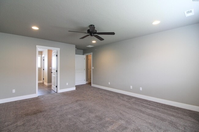 Building Photo - 4 Bed/2.5 Bath + an Office in Kennewick