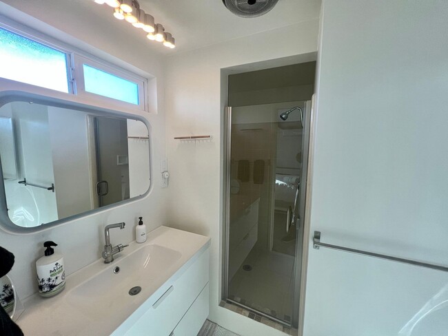 Building Photo - 3 Bedroom 2 Bathroom - Fully Furnished - M...