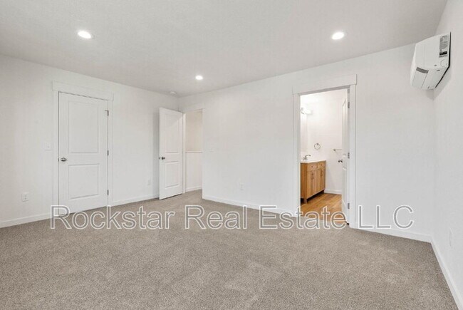 Building Photo - 1817 W Chelan Ave