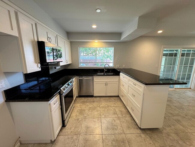 Building Photo - Spacious East Ventura 4 Bedroom Home – Sin...