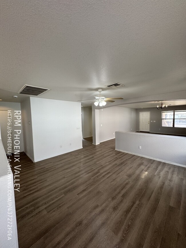 Building Photo - Move In Special - Spacious 3 bed / 2 bath ...