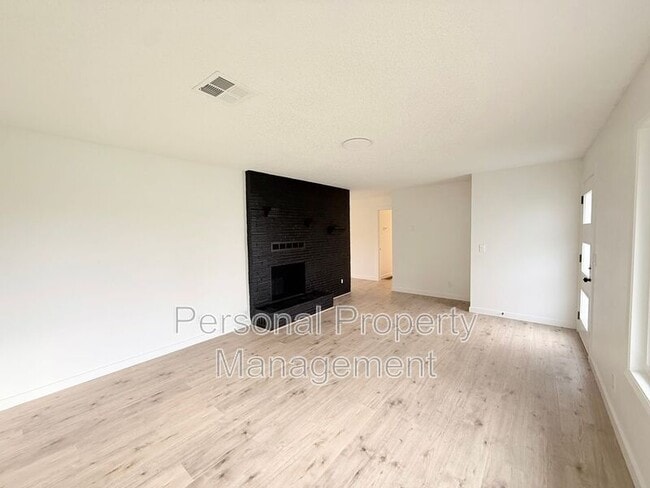 Building Photo - 12202 NE 2nd St