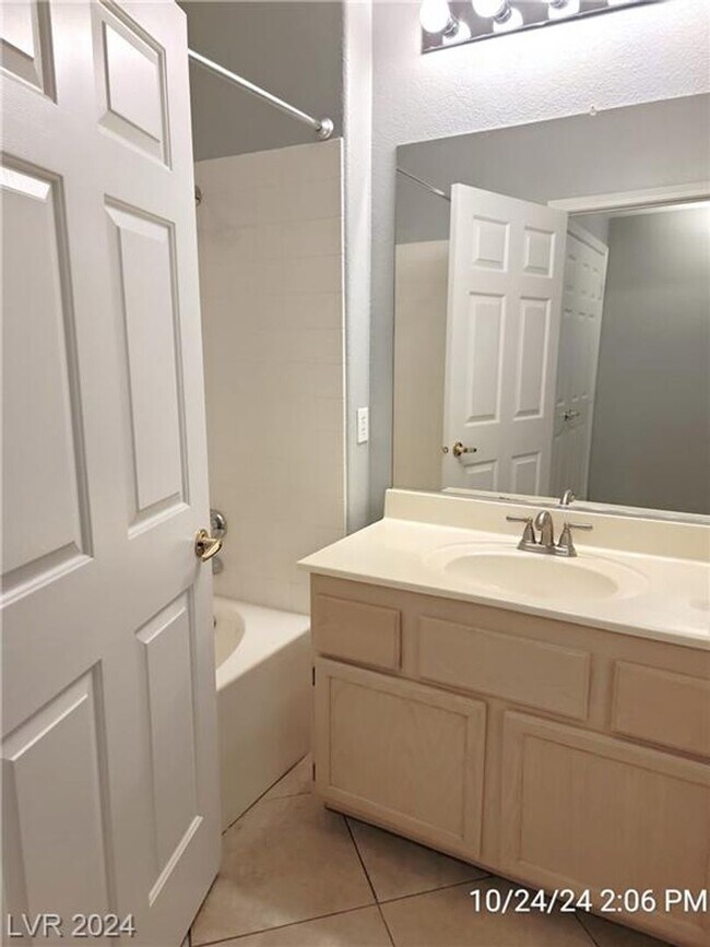 Building Photo - GREEN VALLEY 1ST FLOOR UNIT WITH ATTACHED ...