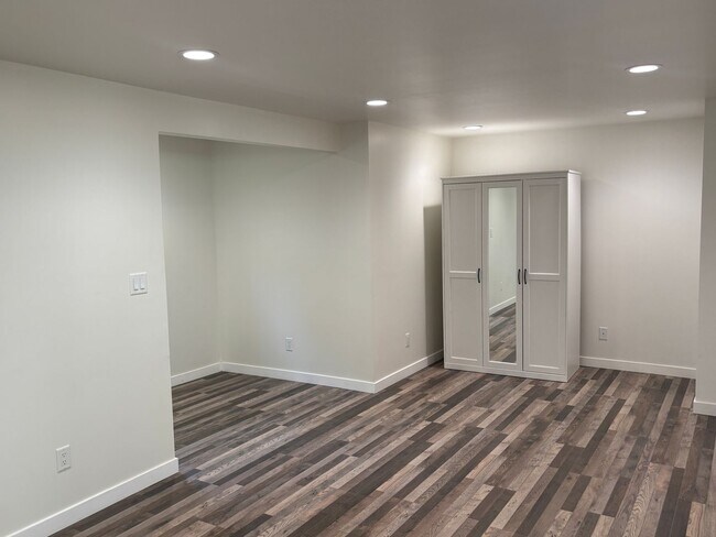 Building Photo - Great Location! A Must See 2 Bedroom/ 2 Ba...