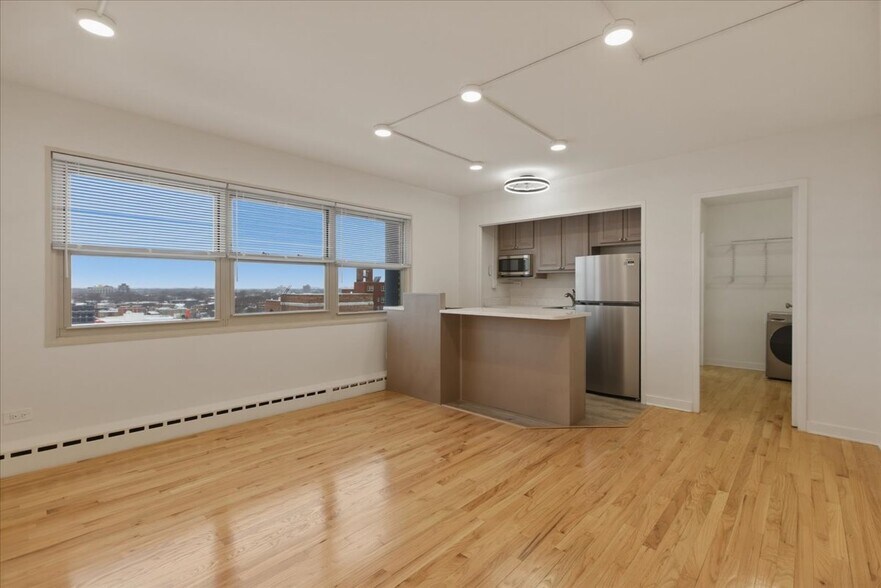 Building Photo - 5630 N Sheridan Rd