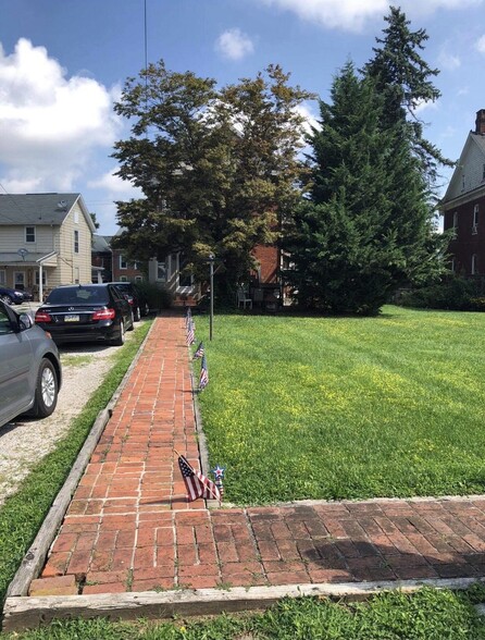2 off street parking spots - 511 York St