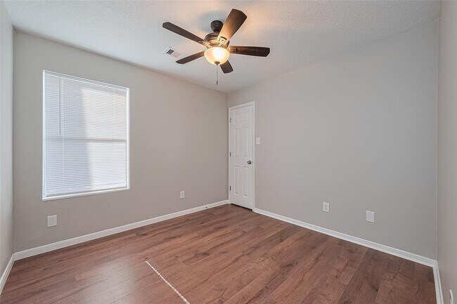 Building Photo - 12230 Hawthorne Hill Cir
