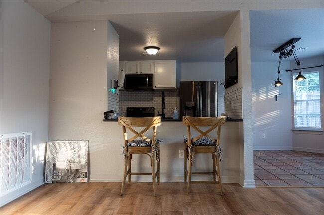 Building Photo - 833 S Eastview Dr