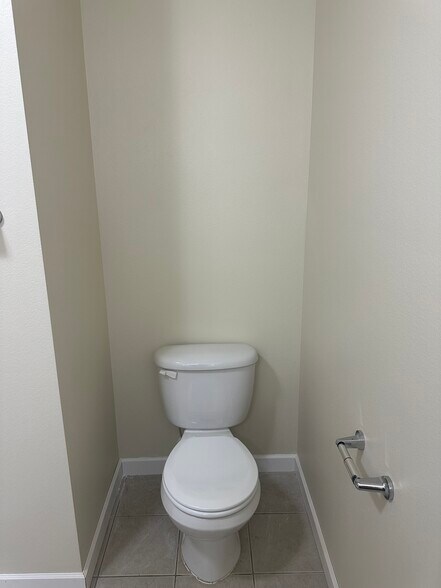 Building Photo - 2407 Oxford Dr SE