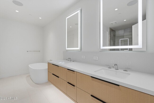 Building Photo - 4849 N Camelback Rdg Dr