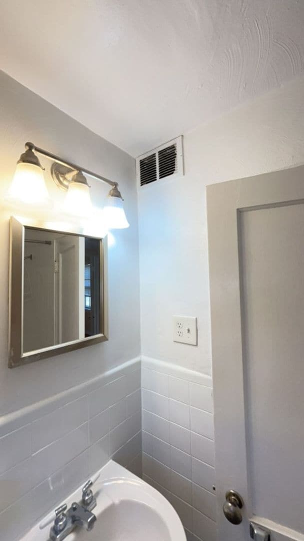 Building Photo - 2 Bedroom 1 Bath