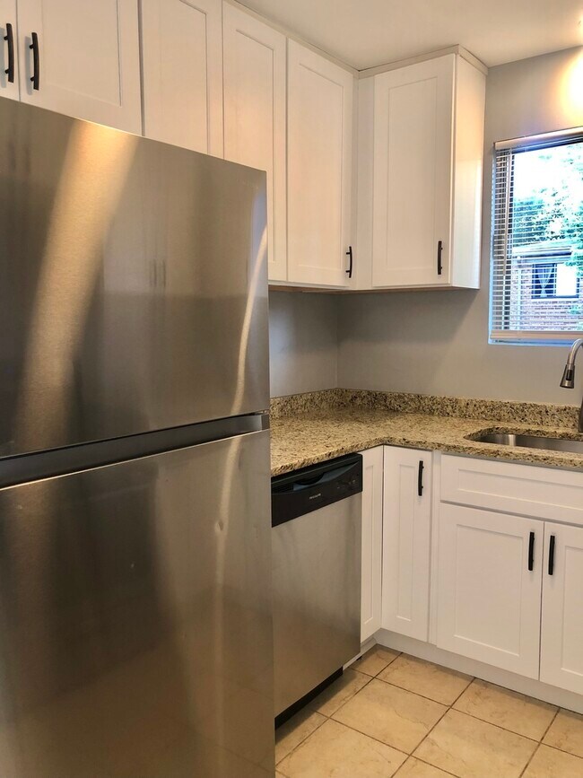 Building Photo - 624 W 65th St