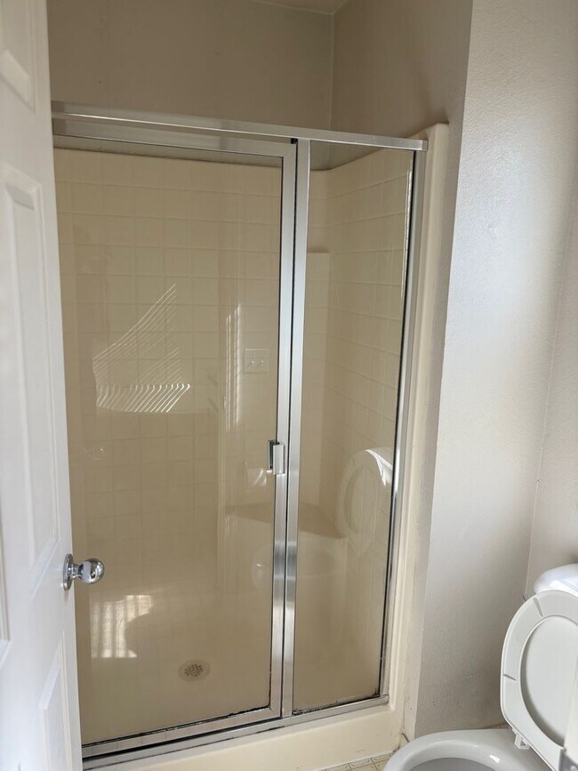 Building Photo - 4 bedroom 3 bathroom home with bedroom and...