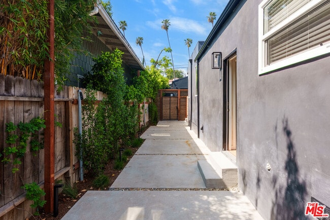 Building Photo - 1405 N Coronado St