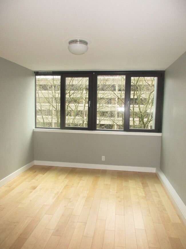 Building Photo - Harrison East Condos - 1 bed/1 bath w/balcony/storage/free laundry/pool (DOWNTOWN/PSU/OHSU)