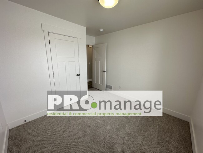 Building Photo - 3 Bed, 2 Bath Single Family Home w/ 2-Car Garage - Idaho Falls