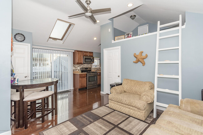 Building Photo - 11 Spindrift Rd